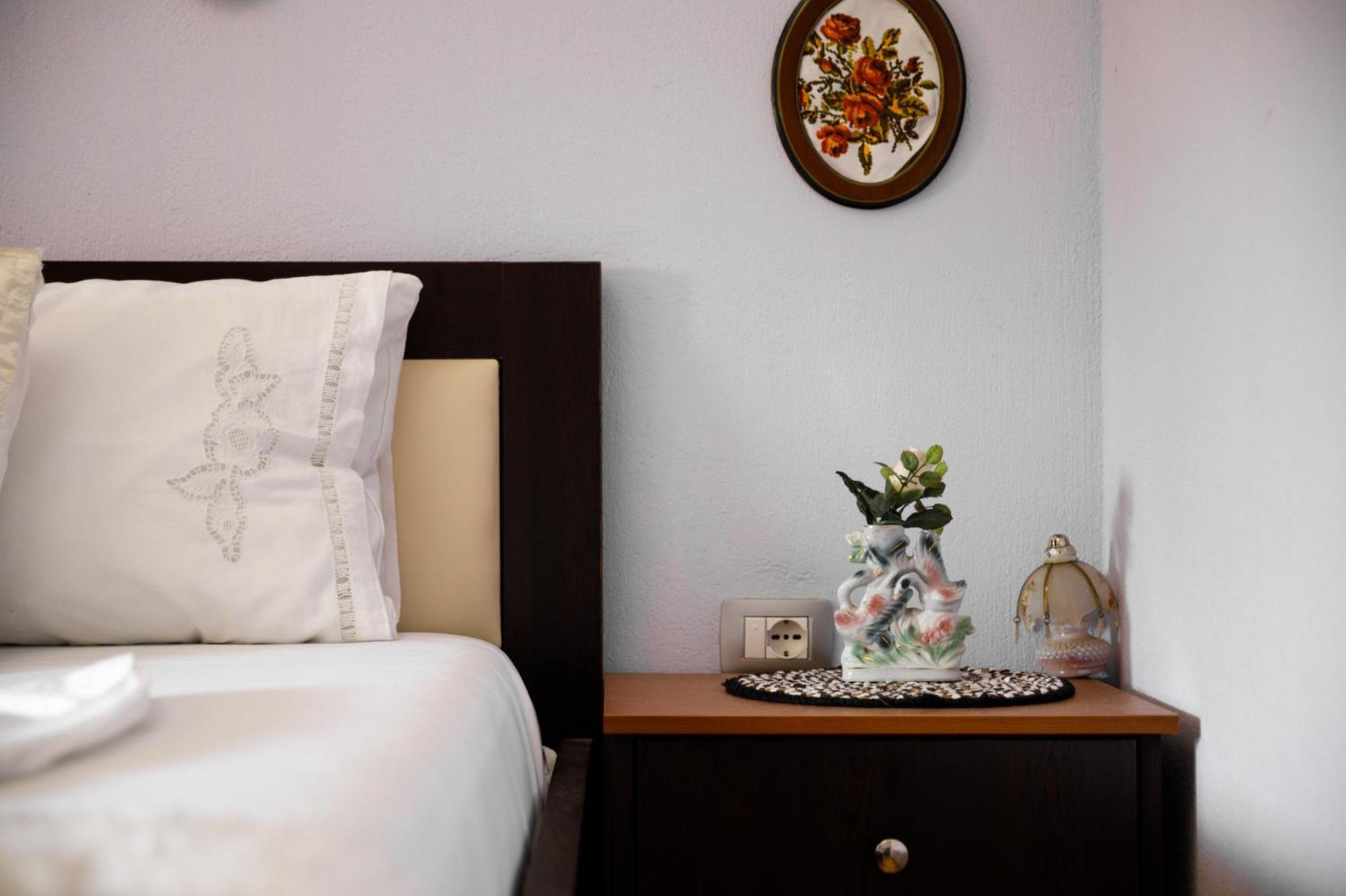 Leka Guesthouse ジロカストラ エクステリア 写真