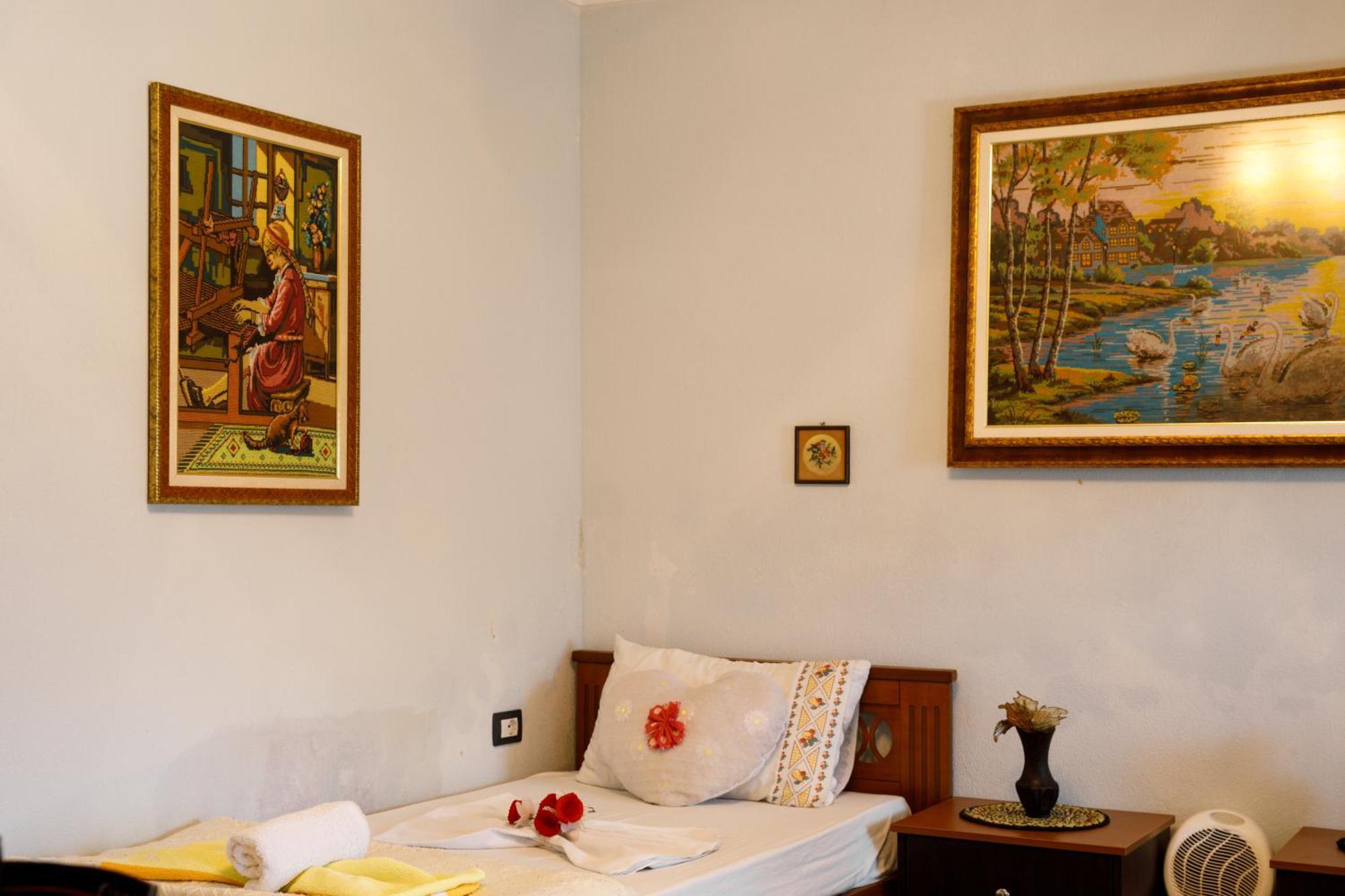 Leka Guesthouse ジロカストラ エクステリア 写真