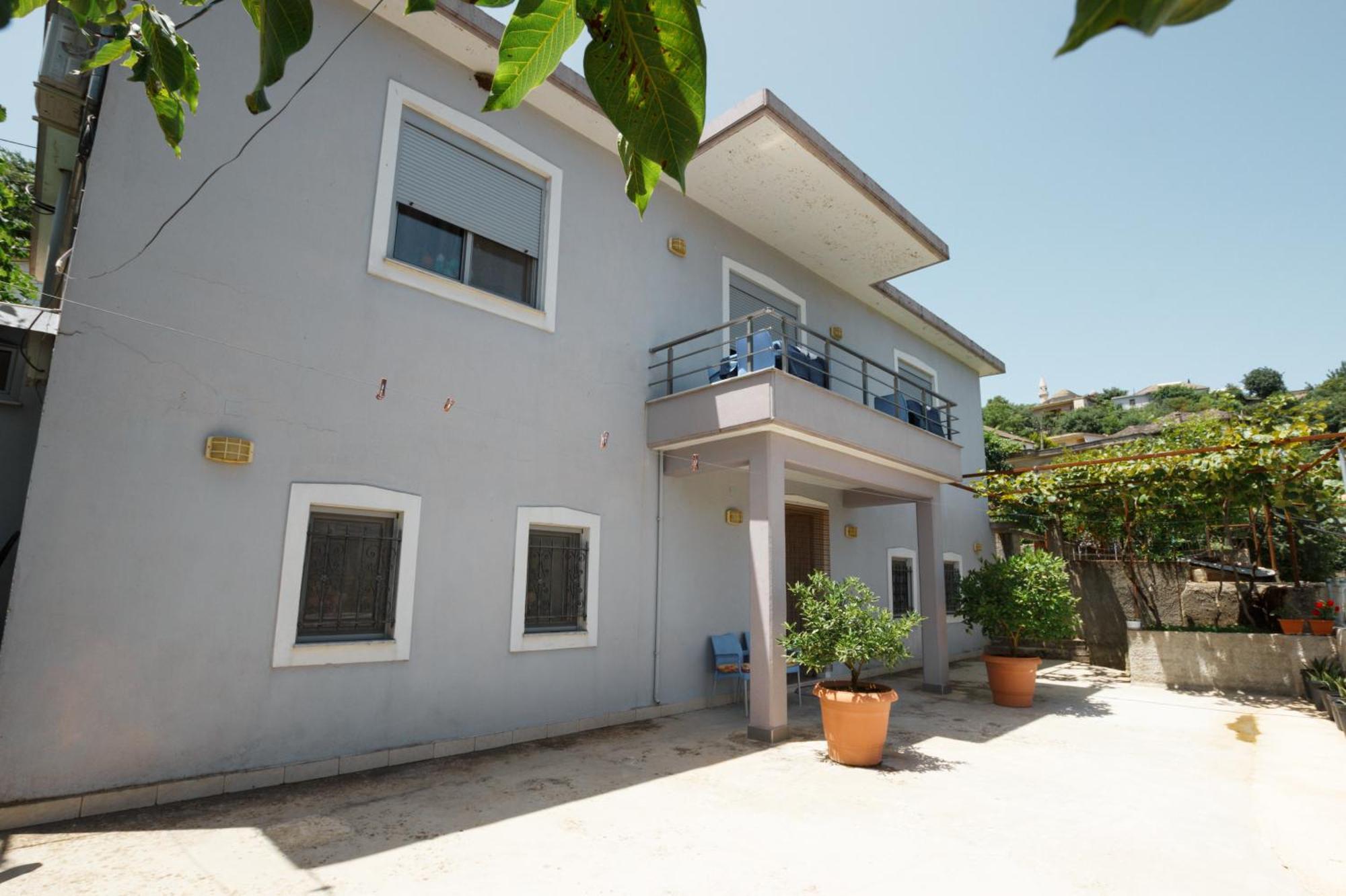 Leka Guesthouse ジロカストラ エクステリア 写真
