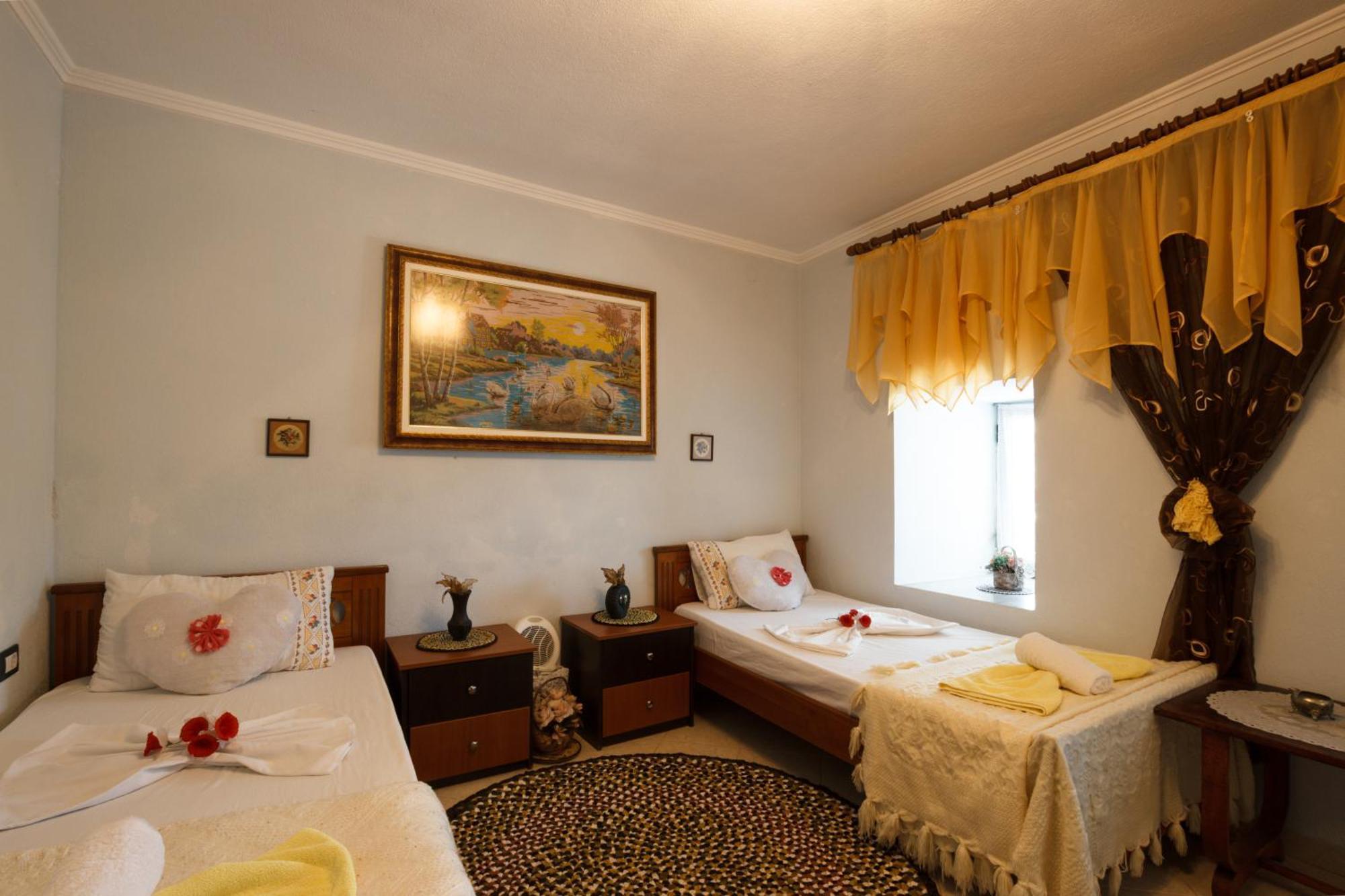 Leka Guesthouse ジロカストラ エクステリア 写真