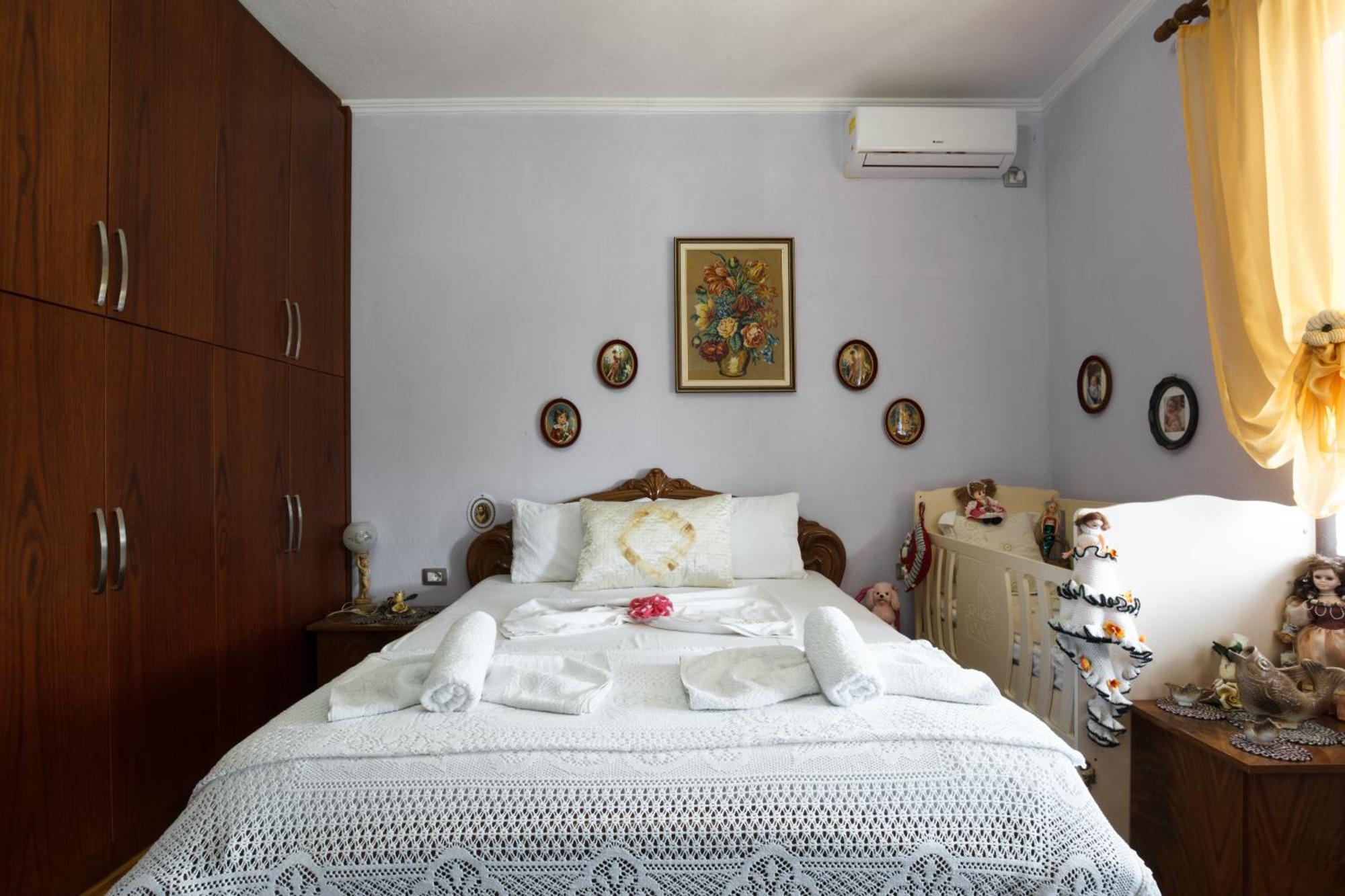Leka Guesthouse ジロカストラ エクステリア 写真