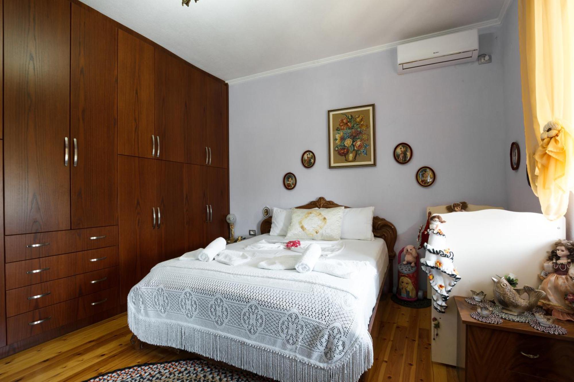 Leka Guesthouse ジロカストラ エクステリア 写真